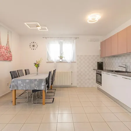 Tina Stinjan Apartment Pula