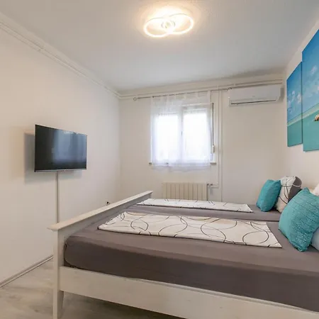 Tina Stinjan Πούλα