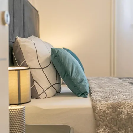 Tina Stinjan Πούλα