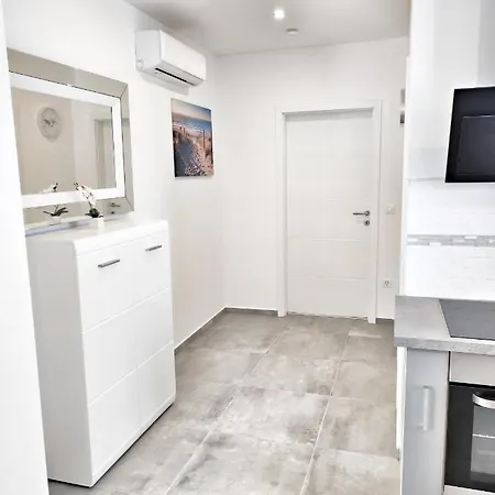 Tina Stinjan * Πούλα