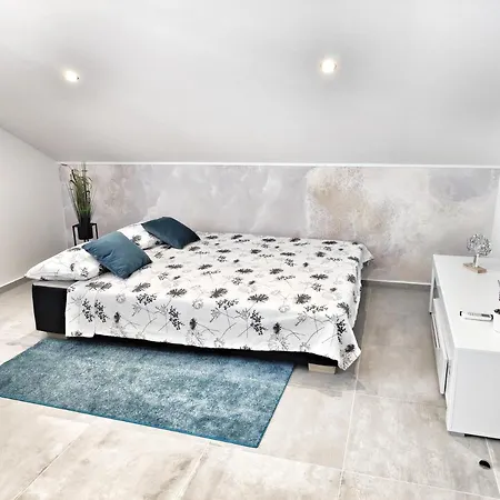 Tina Stinjan Apartman *